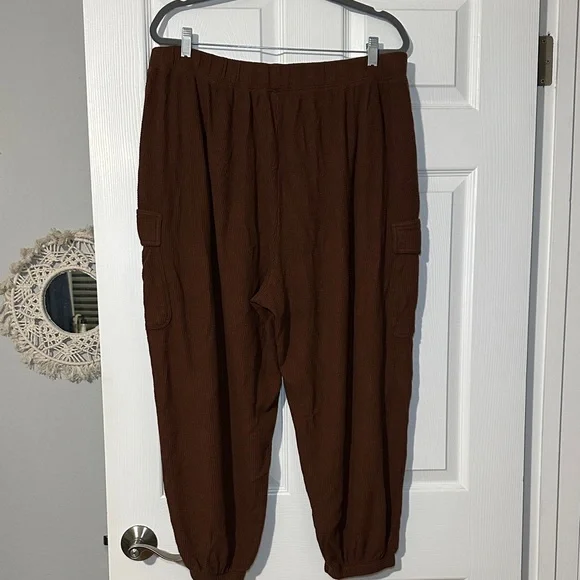 Aerie Traveler Brown Waffle Cargo Joggers - Picture 4 of 11